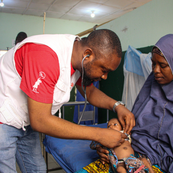 Médico de MSF examina criança no Hospital Geral de Zurmi, estado de Zamfara, noroeste da Nigéria © Abba Adamu Musa/MSF