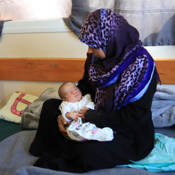 Khadra, que deu à luz no hospital Nasser, no sul de Gaza, com seu bebê. © Mariam Abu Dagga/MSF
