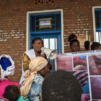 Atividade de promoção de saúde de MSF para conscientização sobre a mpox para pessoas deslocadas internamente que vivem em Kanyaruchinya, na República Democrática do Congo. © MSF