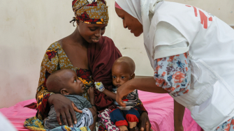 Barira, mãe dos gêmeos Houssini e Hassan, levou os filhos ao hospital para atendimento médico, incluindo desnutrição no caso de um deles. ©Miguel Godonou/MSF