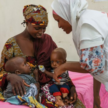 Barira, mãe dos gêmeos Houssini e Hassan, levou os filhos ao hospital para atendimento médico, incluindo desnutrição no caso de um deles. ©Miguel Godonou/MSF