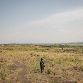 – Mulheres deslocadas pelos conflitos em Kivu do Norte enfrentam nova onda de violência nos acampamentos ao redor da cidade de Goma, na RDC.