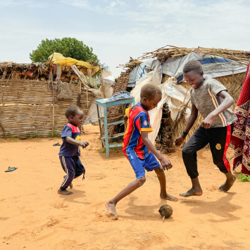 Crianças brincam em campo de refugiados