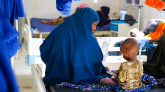 Lul Mohamed Abdi com sua filha de um ano e meio de idade, Muna Mohamed, que está se recuperando de desnutrição na ala pediátrica do Hospital Regional da Baía, apoiado por MSF, em Baidoa, Somália. © Mohamed Ali Adan/MSF