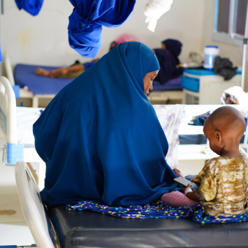 Lul Mohamed Abdi com sua filha de um ano e meio de idade, Muna Mohamed, que está se recuperando de desnutrição na ala pediátrica do Hospital Regional da Baía, apoiado por MSF, em Baidoa, Somália. © Mohamed Ali Adan/MSF