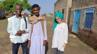 O paciente de MSF Aldokhri Idris Abdallah (no centro) com  Angela Giacomazzi e Ahmed Abdalla Mohammed Adam, profissionais de MSF. © MSF