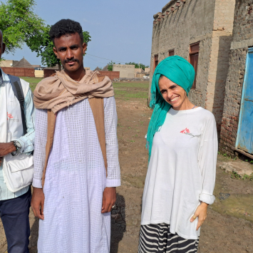 O paciente de MSF Aldokhri Idris Abdallah (no centro) com  Angela Giacomazzi e Ahmed Abdalla Mohammed Adam, profissionais de MSF. © MSF