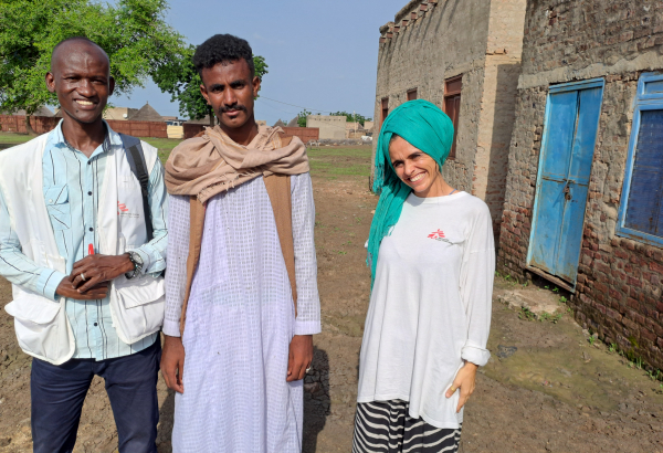 O paciente de MSF Aldokhri Idris Abdallah (no centro) com  Angela Giacomazzi e Ahmed Abdalla Mohammed Adam, profissionais de MSF. © MSF