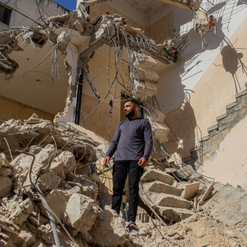 Omar em meio aos escombros de sua casa depois que o local foi demolido por forças israelenses, no acampamento de refugiados de Jenin. Cisjordânia, Palestina, setembro de 2024. © Alexandre Marcou/MSF