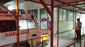 Uma ambulância de MSF chega ao hospital de MSF em Carrefour, transportando pacientes após a explosão de um caminhão-tanque de combustível em 14 de setembro em Miragoâne. Porto Príncipe, Haiti, setembro de 2024. © Didier Rigole/MSF