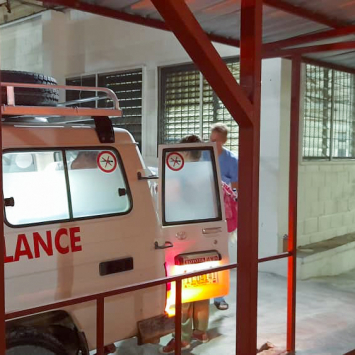 Uma ambulância de MSF chega ao hospital de MSF em Carrefour, transportando pacientes após a explosão de um caminhão-tanque de combustível em 14 de setembro em Miragoâne. Porto Príncipe, Haiti, setembro de 2024. © Didier Rigole/MSF