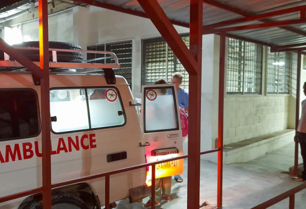 Uma ambulância de MSF chega ao hospital de MSF em Carrefour, transportando pacientes após a explosão de um caminhão-tanque de combustível em 14 de setembro em Miragoâne. Porto Príncipe, Haiti, setembro de 2024. © Didier Rigole/MSF