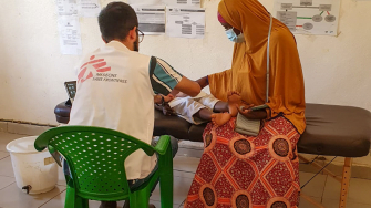 Diego Barragán, médico de MSF, durante atendimento a paciente em Moçambique. © Diego Barragán Campuzano/MSF