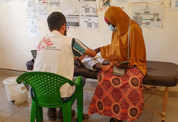 Diego Barragán, médico de MSF, durante atendimento a paciente em Moçambique. © Diego Barragán Campuzano/MSF