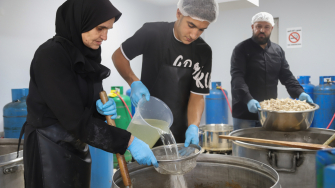 Preparo de refeições para pessoas deslocadas no abrigo de Azarieh. © Tracy Makhlouf/MSF