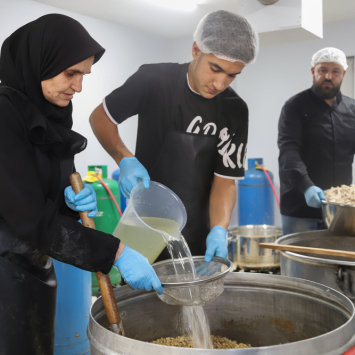 Preparo de refeições para pessoas deslocadas no abrigo de Azarieh. © Tracy Makhlouf/MSF