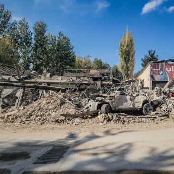 Destruição na cidade de Baalbek, que, assim como o vilarejo onde vivia Sekna Fakih, também foi alvo de ataques israelenses. Líbano, novembro de 2024. ©MSF