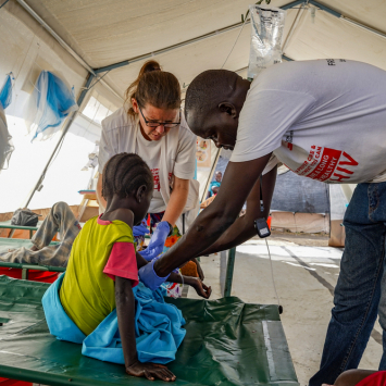 Equipe de MSF cuida de uma paciente em um centro de tratamento de cólera em Malakal ©Paula Casado Aguirregabiria/MSF