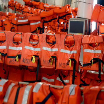 Coletes utilizados pelas equipes de MSF nas operações de busca e resgate no Mar Mediterrâneo Central. Dezembro de 2024. © Stefan Pejovic/MSF