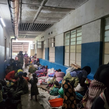 Famílias deslocadas pelos recentes conflitos se abrigam no Hospital Geral de Masisi, na República Democrática do Congo. Janeiro de 2025. © MSF