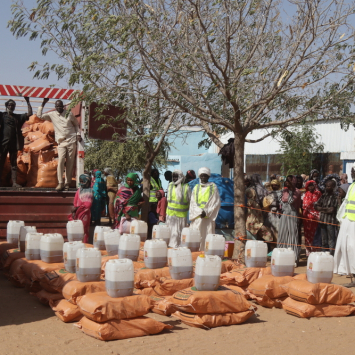 Distribuição de alimentos em Darfur do Sul; recentemente, uma iniciativa semelhante foi adiada porque as autorizações de viagem necessárias foram negadas. Janeiro de 2025 ©Abdoalsalam Abdallah