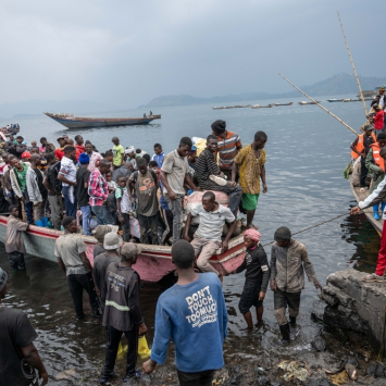 Pessoas chegando ao porto de Kituku, em Goma. Elas estão fugindo dos contínuos conflitos em Kivu do Norte e do Sul. 22 de janeiro de 2025. © Moses Sawasawa